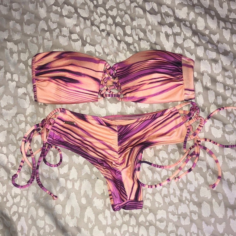 Victoria’s Secret Swim top & matching bottom. (S)